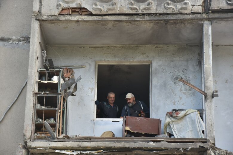 Наслідки нічного обстрілу Миколаєва російськими окупантами: Пошкоджено житлові будинки, навчальні заклади та ветлікарню 06