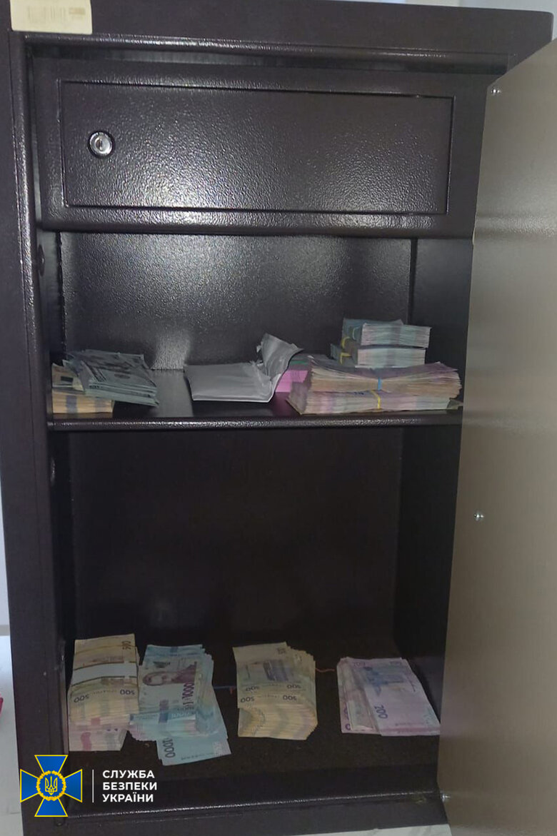 SSU finds libraries with pro-Kremlin literature, cash and dry rations of Russian army in Kharkiv diocese of UOC-MP 06