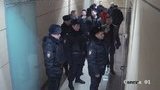 Полиция врывается в офис Фонда борьбы с коррупцией в Москве во время прямого эфира. ВИДЕО