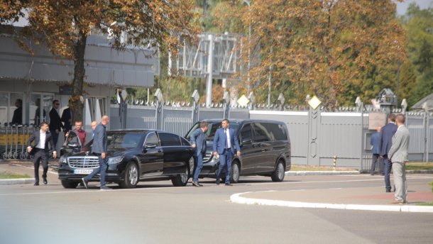 Зеленский приехал в аэропорт Борисполь встречать освобожденных украинцев 01