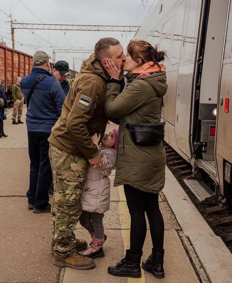 На першій шпальті New York Times - фото прощання прикордонника з родиною в Краматорську 02 На першій шпальті New York Times - фото прощання прикордонника з родиною в Краматорську 02