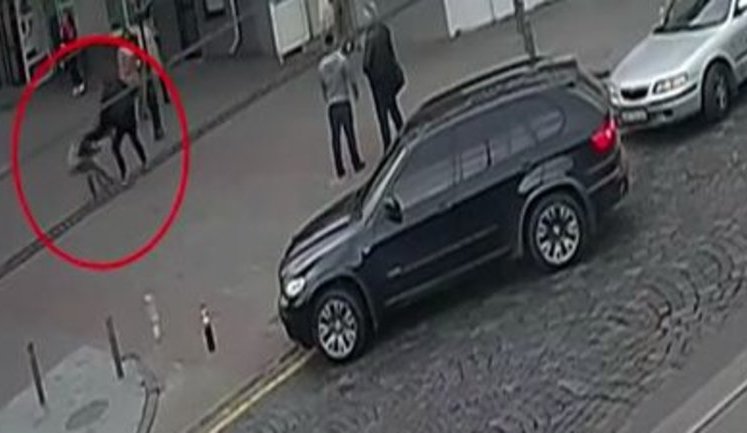 У Вінниці водій позашляховика не пропустив пішохода на "зебрі", а потім побив його. ВІДЕО камер спостереження