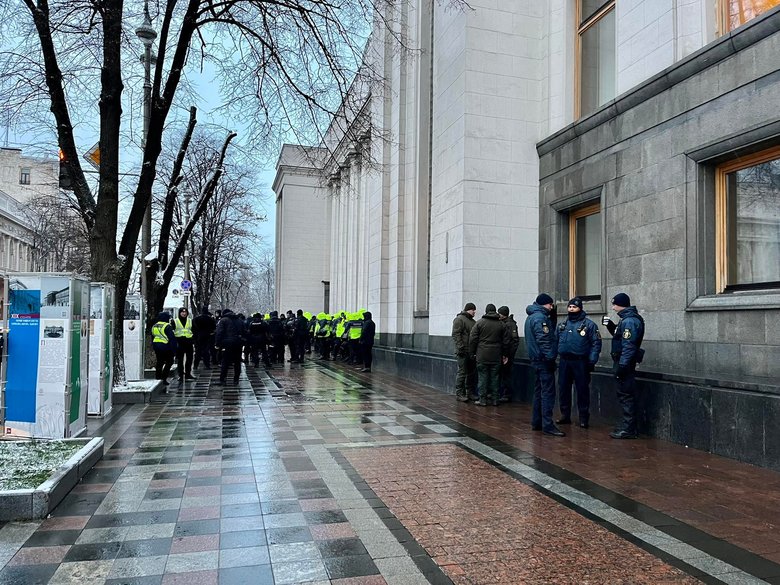 Сьогодні Рада заслухає послання Зеленського. Парламент під посиленою охороною поліції та Нацгвардії 05 Сьогодні Рада заслухає послання Зеленського. Парламент під посиленою охороною поліції та Нацгвардії 05