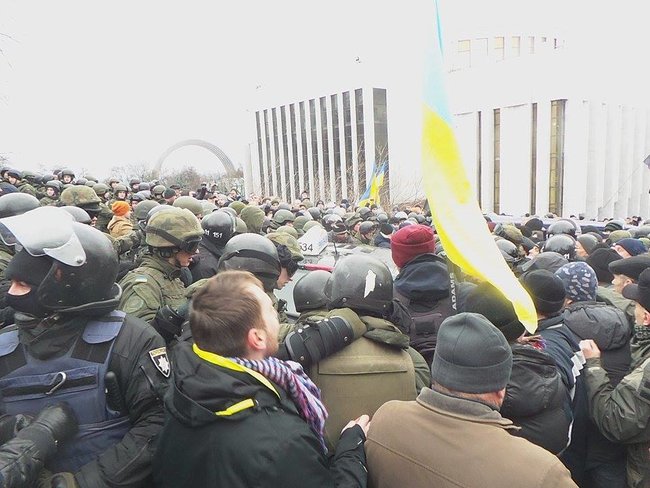 Автомобіль зі Саакашвілі заблоковано, поліція спробувала прорватися, але безуспішно, застосовується газ 10