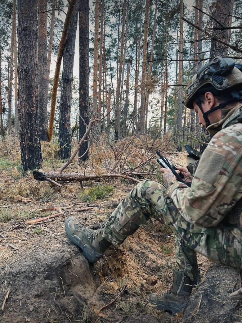 Командир снайперів Влад, позивний Санта: Проміж крапель ходжу поки. Бронік надирявили мені, таке було… 23
