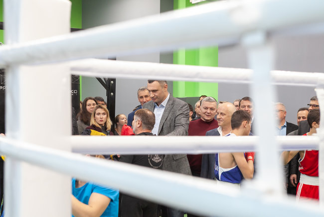 Брати Клички відкрили оновлений легкоатлетичний манеж у Києві 17