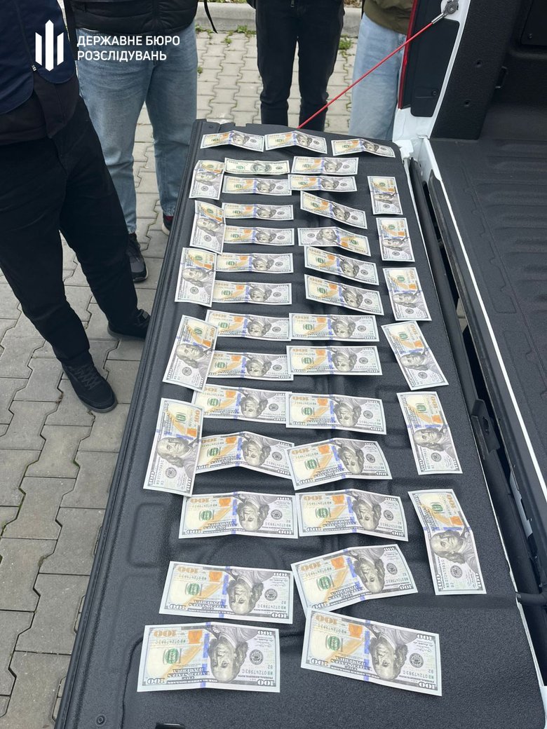 ДБР затримало прикордонника на Закарпатті під час отримання $4 тис. хабаря