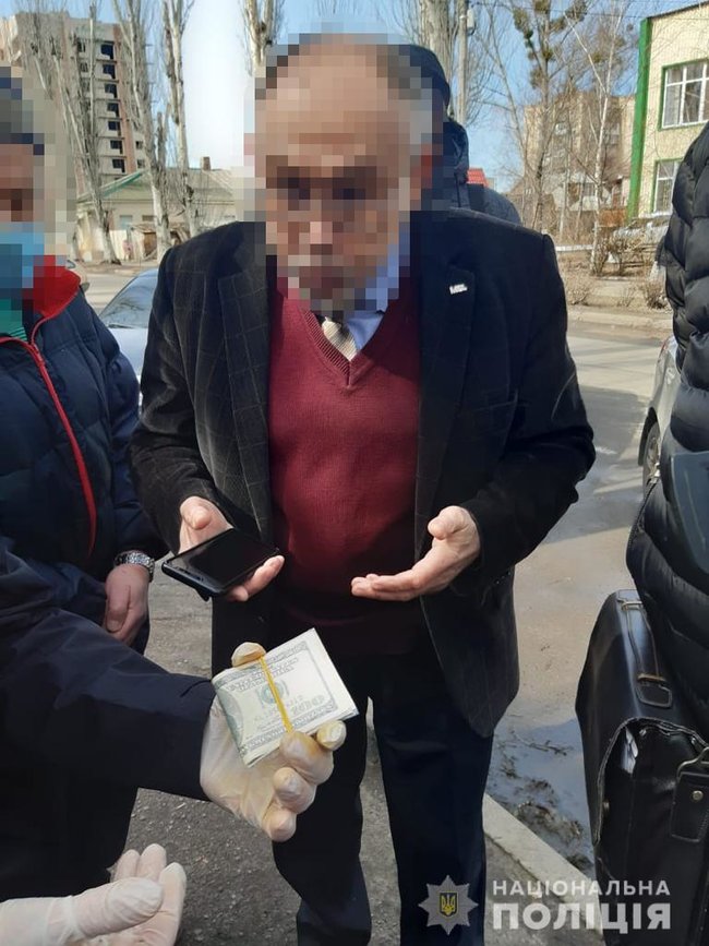 Чиновника міськради Словянська затримано на хабарі 1,2 тис. дол., - Нацполіція 02
