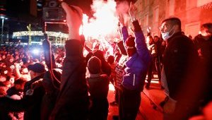 В Албании застрелили нарушителя антиковидного комендантского часа: люди вышли на протест. ФОТОрепортаж