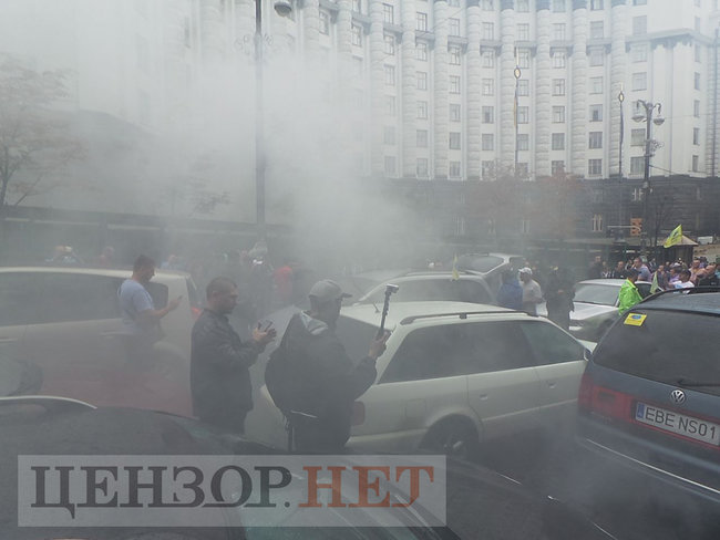 Правительственный квартал Киева заблокирован из-за акции протеста владельцев евроблях: Требуем доступного растаможивания 02