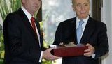 Ющенко вручил орден президенту Израиля