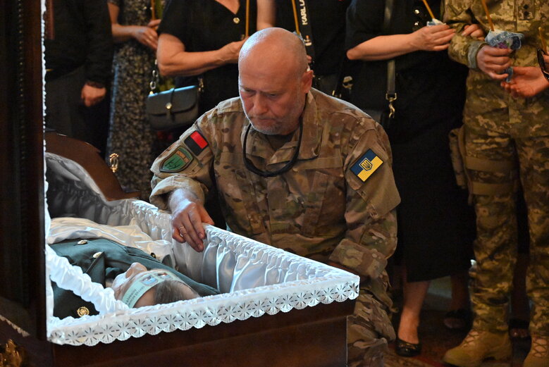 Із полковником, депутатом Київради від ЄС Сергієм Ільницьким (Сокіл), який загинув у бою проти рашистів у лавах піхоти 28 ОМБр, попрощалися в Києві 03