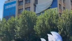 После визита Зеленского в Сербию в центре Приштины сняли украинский флаг: "Косово нужно уважать". ВИДЕО