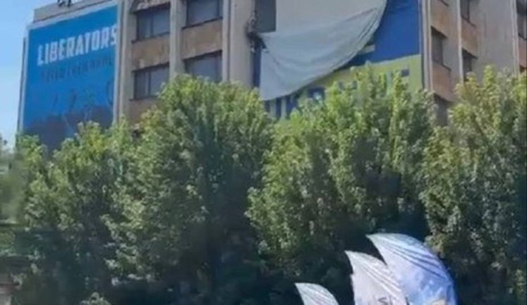 После визита Зеленского в Сербию в центре Приштины сняли украинский флаг: "Косово нужно уважать". ВИДЕО