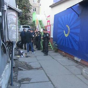 В Киеве прохожие задержали телефонного воришку 02