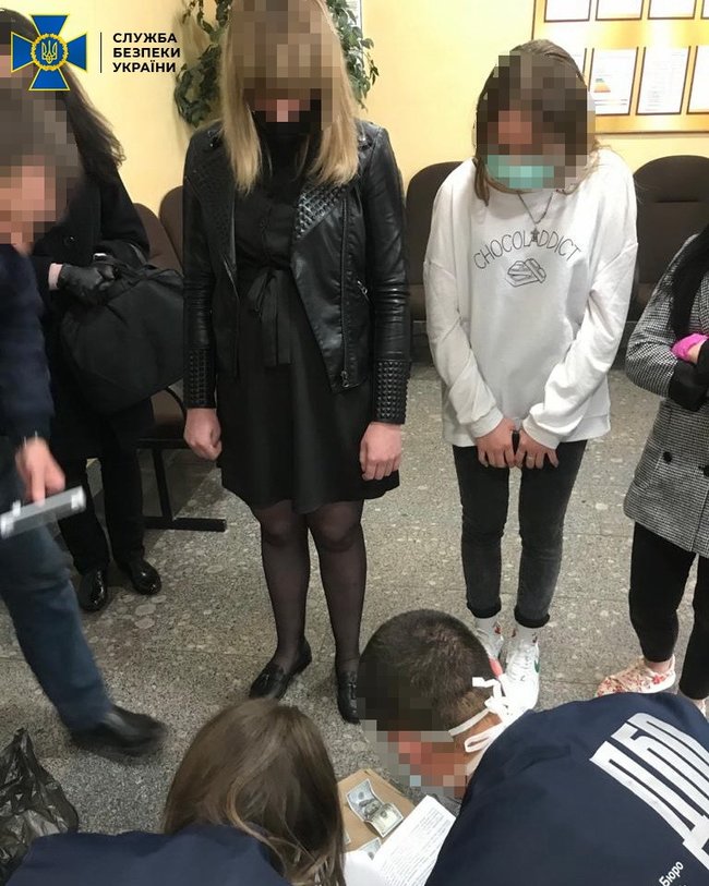 Заступницю начальника відділу головного управління поліції Волинської області затримали під час одержання $1,5 тис за закриття кримінальних справ, - СБУ 04