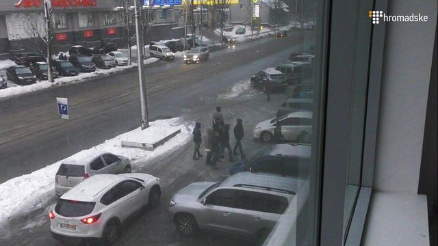 Праворадикалы пытались прорваться на закрытую выставку художника Чичкана 02