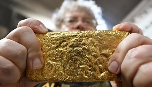 Россия начала распродавать золотой резерв из-за бюджетного кризиса, – СВР