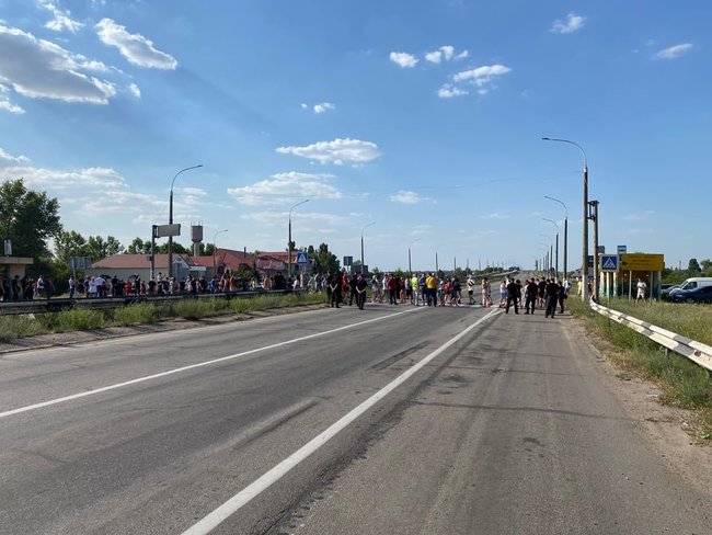 Незадоволені карантинними обмеженнями працівники розважальних закладів перекривали міст через Дніпро в Херсонській області 03