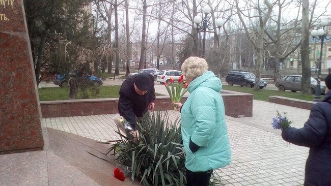 Жителі окупованих Ялти, Керчі та Севастополя поклали квіти до памятників Шевченку 07
