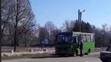 На Сумщине людей централизованно свозили к участкам школьным автобусом. ВИДЕО