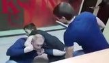 "Да, мальчики, успокойтесь! Вы че, бл#дь, вообще гоните!", - клиенты и сотрудники мастерской в Краснодаре с дракой выясняют стоимость ремонта телефона. ВИДЕО