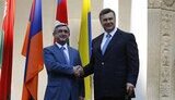 Протокольная служба Януковича опять начудила - флаг Украины повесили вверх ногами. ФОТОрепортаж.