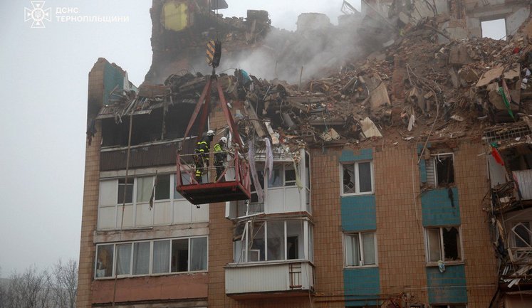 В Тернополе продолжаются поисково-спасательные работы на месте удара: разобрано более 880 кв.м. завалов. ФОТОрепортаж