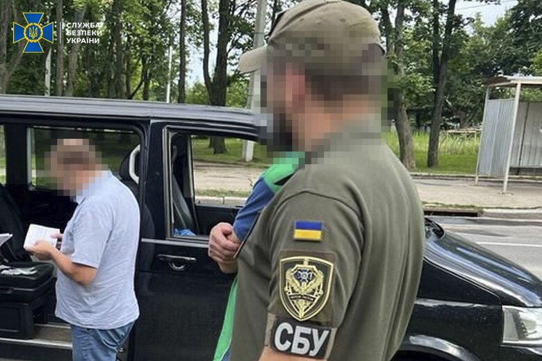 Ликвидированы новые схемы уклонистов: среди задержанных - двое руководителей военкомата и руководительница ВЛК, - СБУ 01