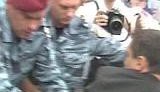 С приветом от Путина: возле посольства России в Киеве задержали митингующих в поддержу 31 статьи Конституции. ВИДЕО.