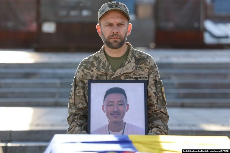 В Киеве простились с добровольцами из США Бенджамином Ю и Спенсером Бернсом Миком