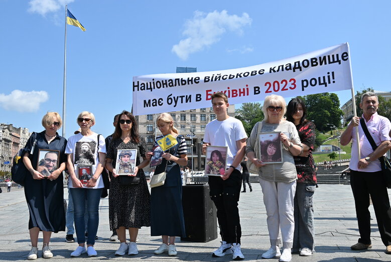 Родные павших защитников Украины потребовали создать под Киевом военное кладбище 10