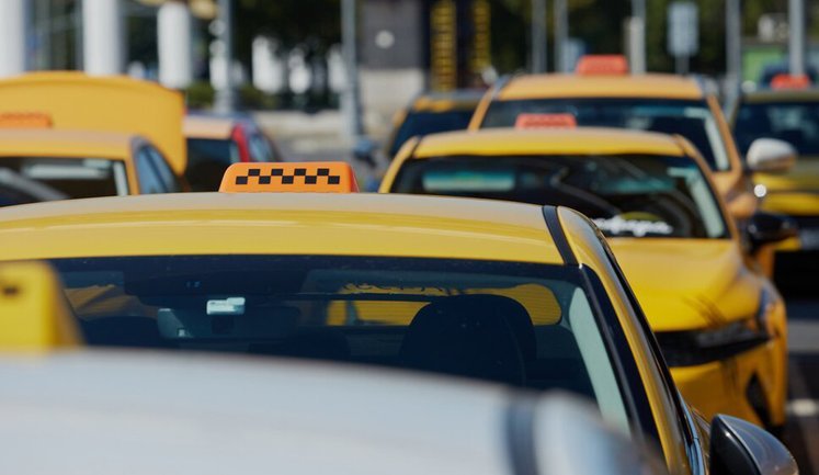 Таксист відмовився обслуговувати пасажирку українською мовою в Харкові: омбудсменка відреагувала