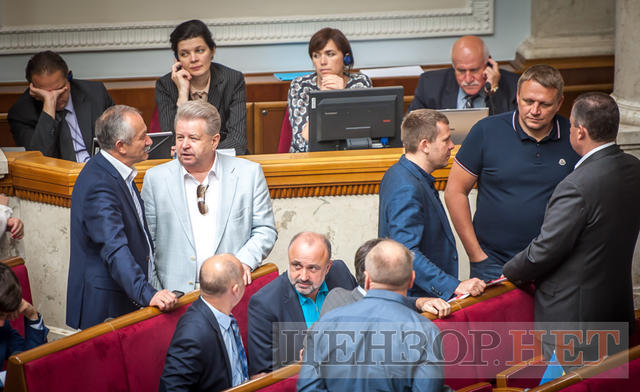 Ажіотаж у ложі Кабміну, запрошення Ляшка Новинському і Савченко, яка читає про націоналізм: як минув робочий день у Раді 12 Ажіотаж у ложі Кабміну, запрошення Ляшка Новинському і Савченко, яка читає про націоналізм: як минув робочий день у Раді 12