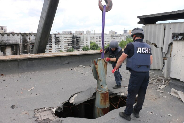 Знешкоджено російську авіабомбу ФАБ-500, яка з березня пролежала на даху девятиповерхівки у Харкові, - ДСНС 01