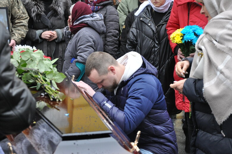 Із українським захисником та одним із розробників гри S.T.A.L.K.E.R Володимиром Єжовим, який загинув у боях під Бахмутом, попрощалися в Києві 28
