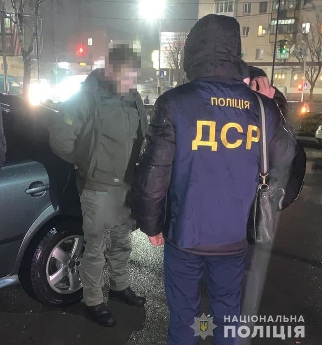 На Житомирщине на взятке 1000 долл. попался чиновник Госэкоинспекции, крышевавший черных лесорубов, - Нацполиция 01 На Житомирщине на взятке 1000 долл. попался чиновник Госэкоинспекции, крышевавший черных лесорубов, - Нацполиция 01