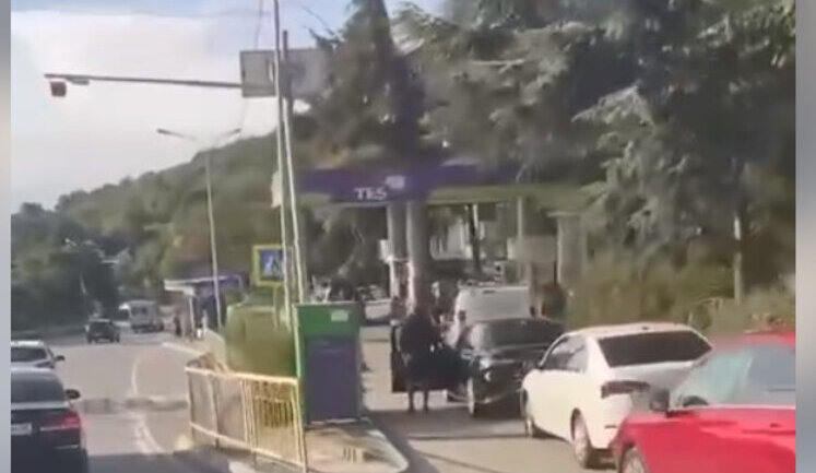 На кримських АЗС утворилися черги. ВIДЕО
