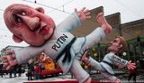 Навальный бьет Путина в пах и голый Трамп на вертеле: по Дюссельдорфу провезли сатирические повозки. ФОТОрепортаж