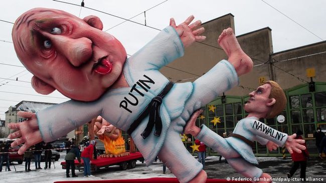 Навальний бє Путіна в пах і голий Трамп на рожні: Дюссельдорфом провезли сатиричні вози 01