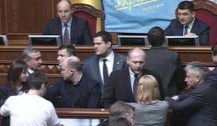 Депутаты заблокировали трибуну и требуют расследовать заявления экс-главы Госфининспекция Гордиенко. ВИДЕО