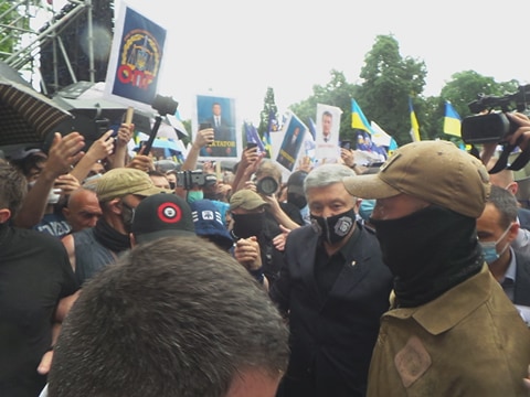 Под Печерским судом в Киеве состоялась акция в поддержку Порошенко 10
