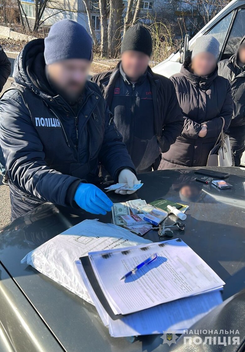 чоловік пропонував гроші керівнику ТЦК на Черкащині