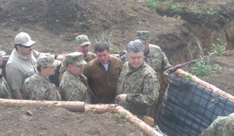Poroshenko and Zhebrivskyi inspected fortifications near Mariupol. PHOTOS