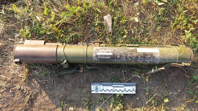 Три гранатомети, пять гранат, 1,5 кг пороху: на Луганщині на узбіччі дороги знайшли мішок із боєприпасами 05 Три гранатомети, пять гранат, 1,5 кг пороху: на Луганщині на узбіччі дороги знайшли мішок із боєприпасами 05