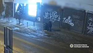 Момент закладання вибухівки у сміттєвий бак у Львові та затримання підозрюваної. ВIДЕО