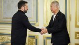 Зеленський обговорив зі спікером парламенту Японії підтримку України та нагородив його орденом "За заслуги"