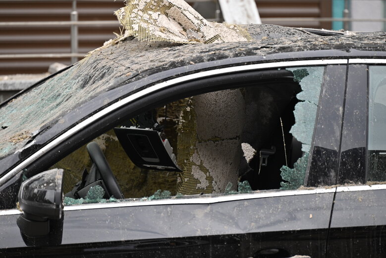 Последствия падения обломков вражеской ракеты на многоэтажку в Соломенском районе Киева 16