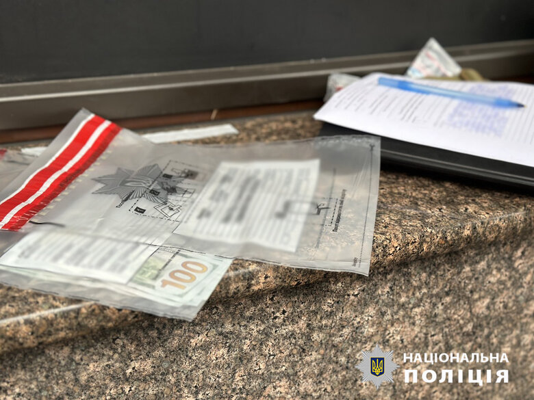 Працівник ТЦК в Одесі за гроші видаляв чоловіків із бази розшуку