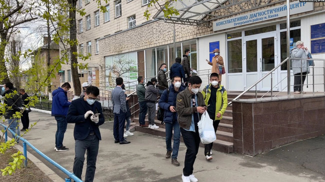 Громадян Китаю в Україні почали масово вакцинувати проти COVID-19 01